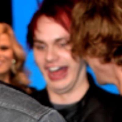 please follow @lukeslegs69 and rt and tag @5SOS please https://t.co/Plii2rJWeP