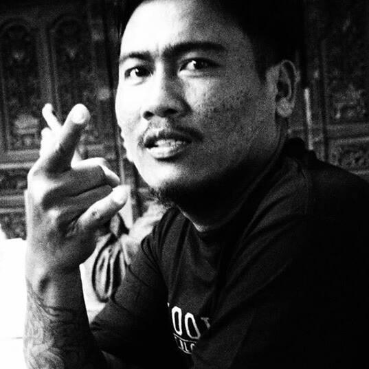 bapak 3 anak bekerja di bidang kontruksi,suka musik keras,suka berteman we are family.