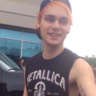 stonerclifford4's profile picture. i gave you a free follow, so return the favor please and follow @yungrebecca ?