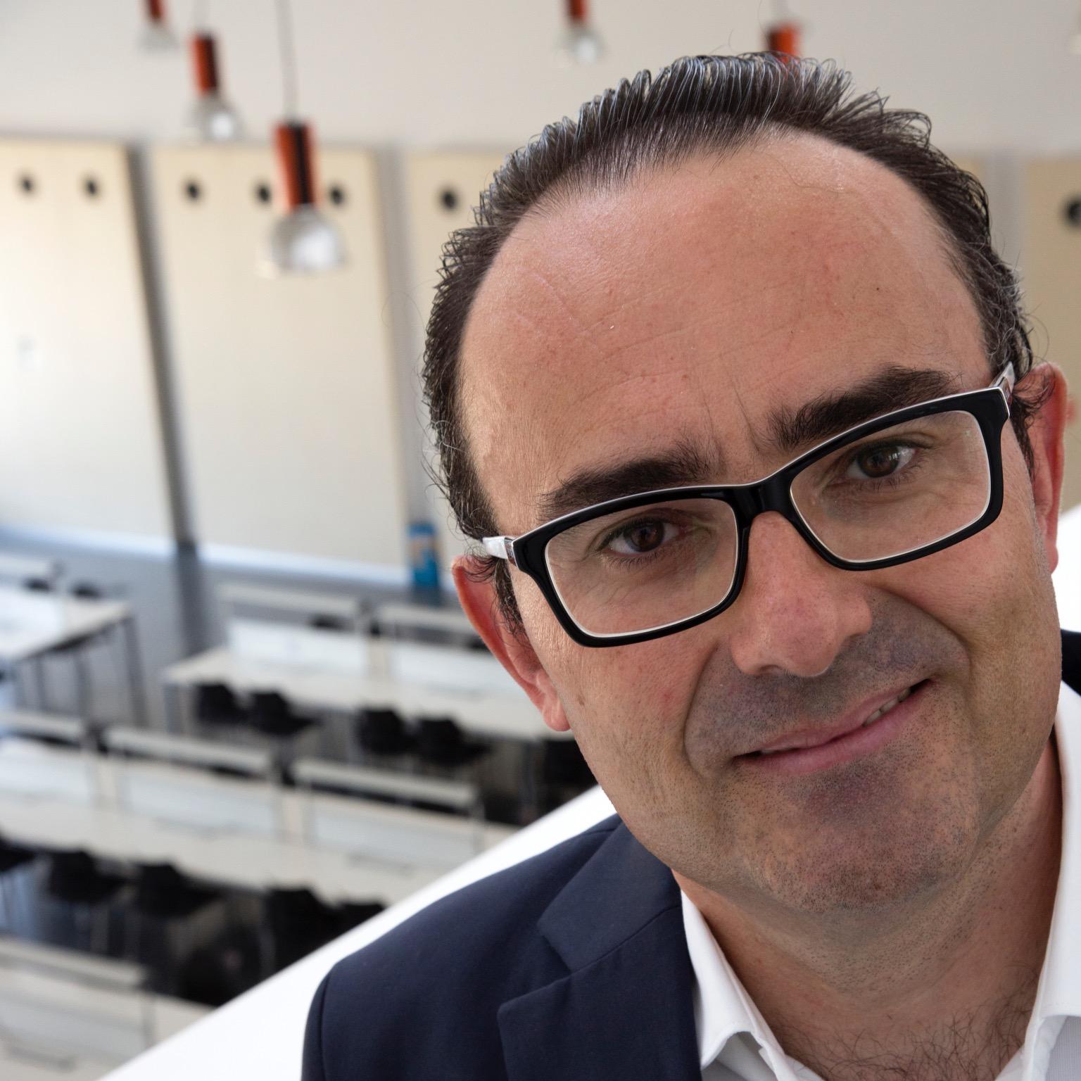Emprendendedor en mis inicios. Profesor ahora, en @UPVCampusGandia de Ingeniería de Teleco y director de Cátedra de Innovación (@CampusJump) y de @OCITYProject