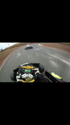 Grupo de amigos que se diverte em um campeonato de Kart