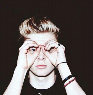 followluc4sauce's profile picture. FOLLOW @punchmgc BC SHE GAVE U A FREE FOLLOW AND PLS RT THIS LINK http://t.co/327nN5EyBr AND MENTION MICHAEL IT WOULD MEAN A LOT