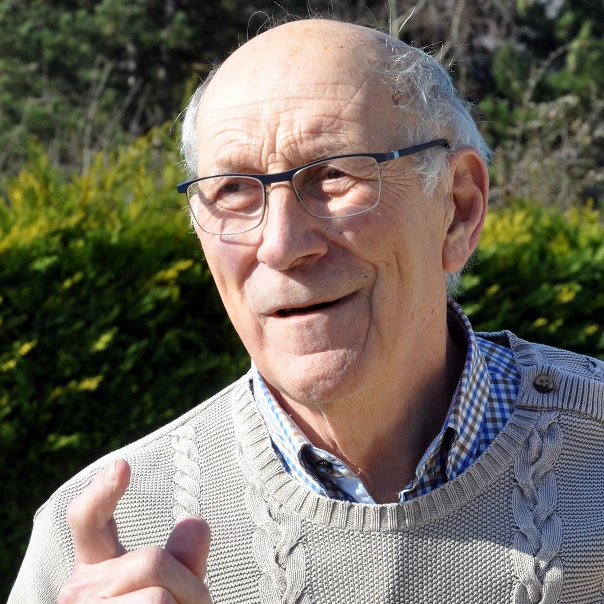 Ancien maire de Collonges (1995-2014) - ancien VP du Grand Lyon (2001-2014). Chevalier de l'Ordre National du Merite. Commente librement l'actuaite sur le lien