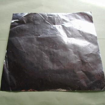 【@saeki38034466】のパクツイ垢/銀の折り紙を集めて糊で体に貼りました