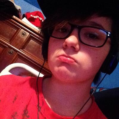 jasminesturgell's profile picture. IDK IM JUST A NORMAL PERSON THAT USES TWITTER LIKE EVERYONE ELSE BUT IM A 14yr OLD LESBIAN LOL :P