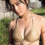 小島 瑠璃子（こじま るりこ、1993年12月23日 - ）は、日本のタレント、グラビアアイドル、スポーツキャスター。愛称はこじるり。千葉県市原市出身。ホリプロ所属。