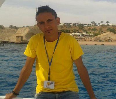 انسان بسيط اوى .. مجنون جدا . . بحب الناس جدا وبحاول اكون اجتماعى .. بكتب أرائي الحره فى أى شيء ولا اكتب لإرضاء حد أياً كان