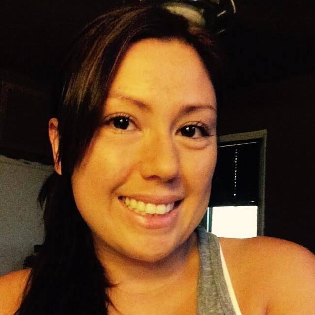 Madre joven y feliz de haber regresado a mi país