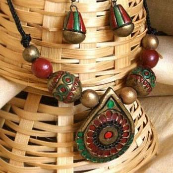We create traditional and fashionable terracotta jewelry items. #mizhidesigns  Like our FB Page: http://t.co/5fwLSdb9Jp