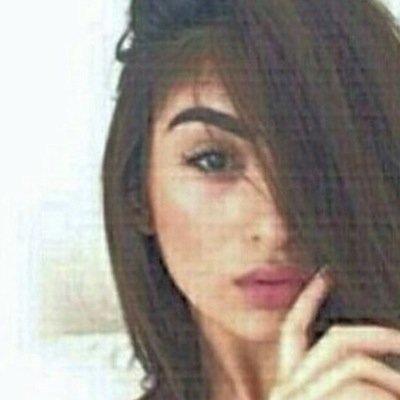 ‏‏‏‏متناقضه ،أُشكل عقده تسكن منتصف كل شيء، باذخه بتواضع، وبسيطه بترافُع، قاسيه حنونه، عاقله مجنونه، وغريبه قريبه..*)،