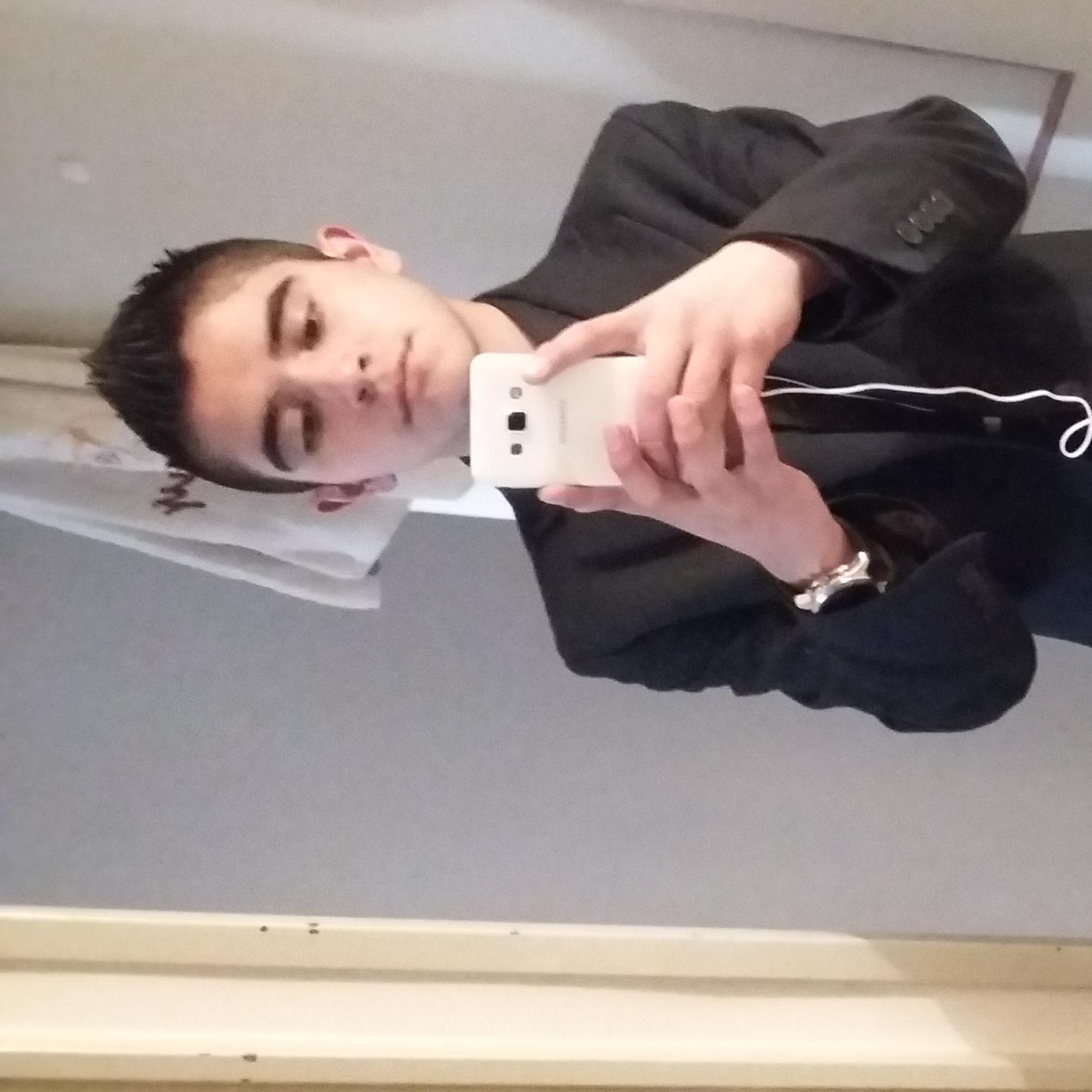 JhonLeon96's profile picture. la vida es un desliz del tiempo, pero si nos equivocamos te arrepentirás tarde que temprano