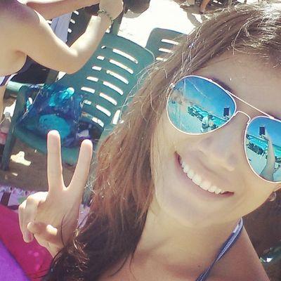 18. Venezolana de ♥.. Estudiante de Comunicación social. Situación sentimental: Casada con mi felicidad.