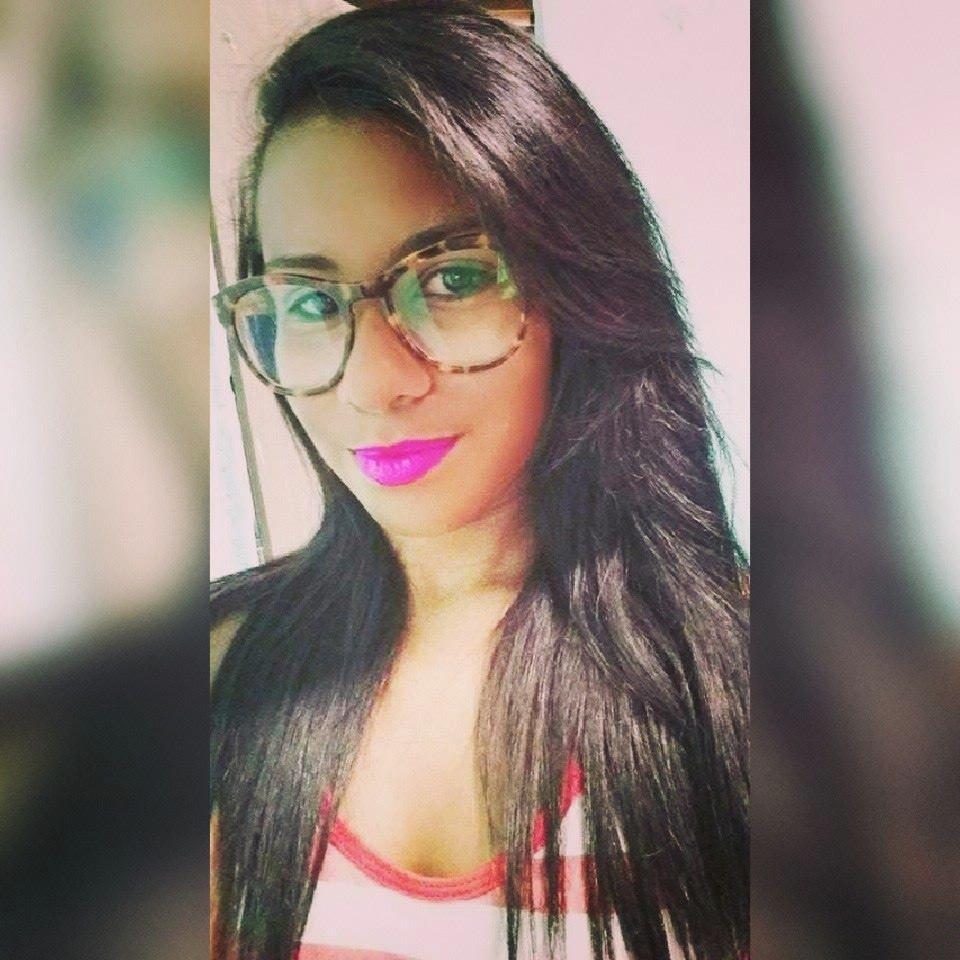 How can I decide what's right, when you're clouding up my mind? ♪  Only girl belieber ♥