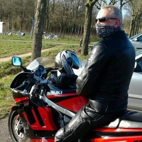 Taxichauffeur, rij een GSXR-1100 en fan van auto- en motorsport :-)) Geniet van het leven. Niet morgen maar NU!