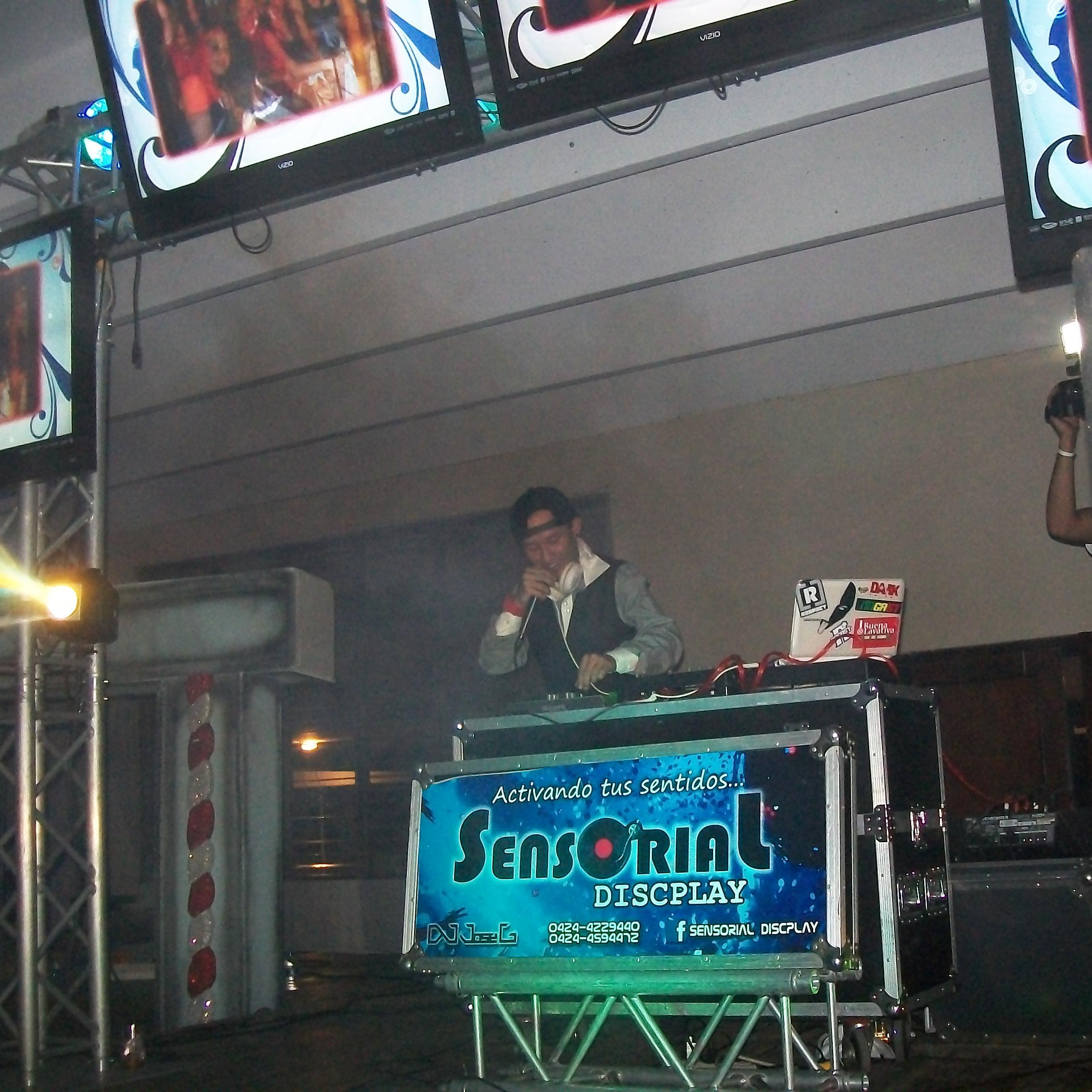 Deejay profesional, #CroosOver y Locutor de @LagartoFM en @JamaicanBeat1    http://t.co/oat8gvnc3v CONTACT: +584167345258