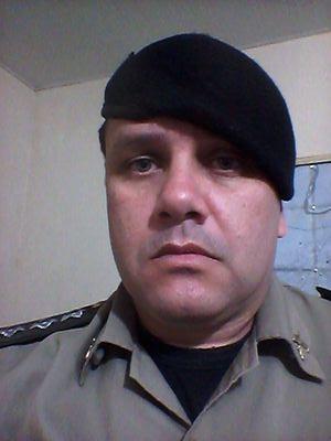 TC da PMPB. Bacharel e Pós-graduado em Seg.Pública-Especialista em Tiro Policial. Comandante do Batalhão de Polícia Ambiental da Paraíba.