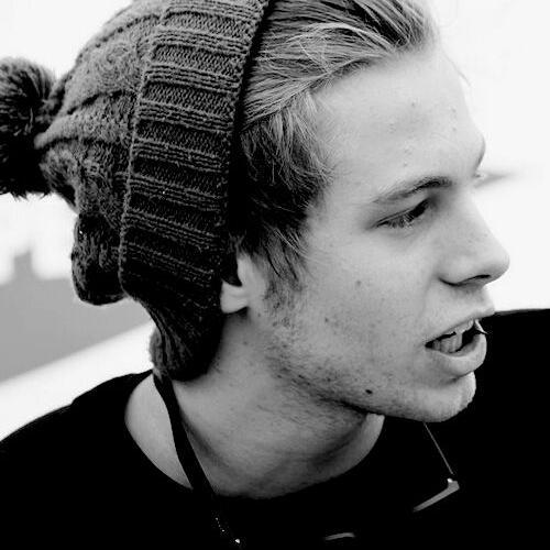 Lorelai Irwin nunca havia caído de amores por alguém, mas de repente se vê numa encruzilhada por quem menos esperava. Luke Hemmings, o garanhão da escola.