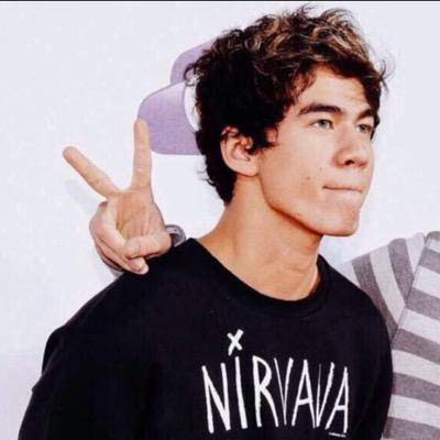 Please follow @ambxrxx ⭐️she will love you for it