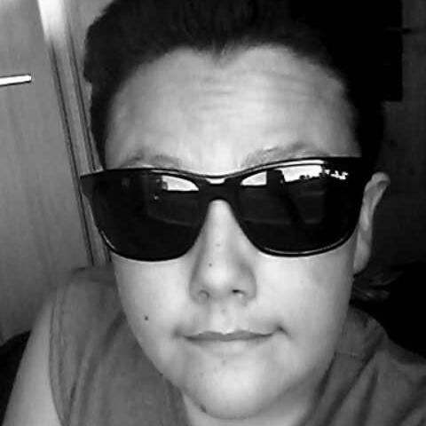''Me namora, mas quando saio eu sei que você Chora''