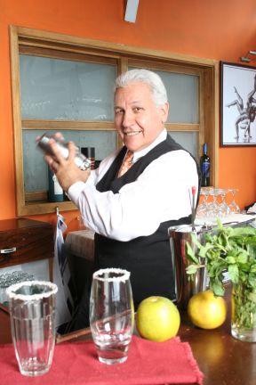 Soy Leyenda, con mas de 40 años de experiencia. Máster Bartender. Mixologo. Facilitador. cel. 04120224904 email: zeus.leyend.40@gmail.com