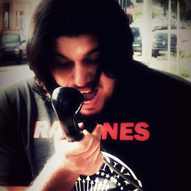 Escolhi um caminho bem difícil,mas e daí?! ninguém disse que seria fácil. Músico, Compositor, producer, viajado do coco, mas um carinha de boa com a vida.
