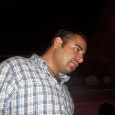 Un día, mientras cruzábamos la calle, nos gritaron 'pinches emos'.
