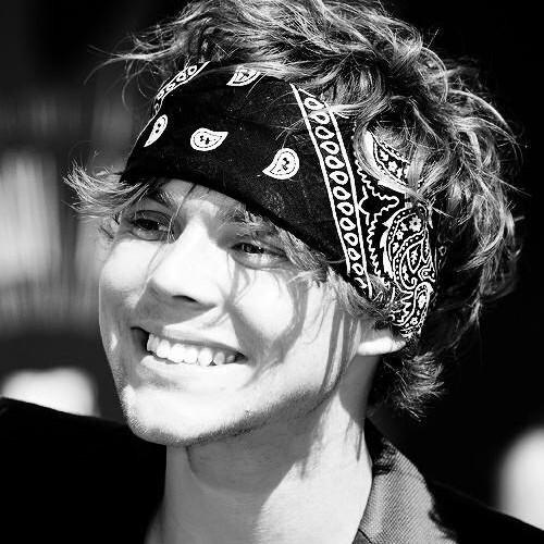 Hiii✌  im just a teenage dirtbag babe (♥) if you want to talk me do it guys!