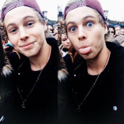 go follow @adoringmiikey and help her get to 35K! tweet her for a fb, rt bio too please! ❤️