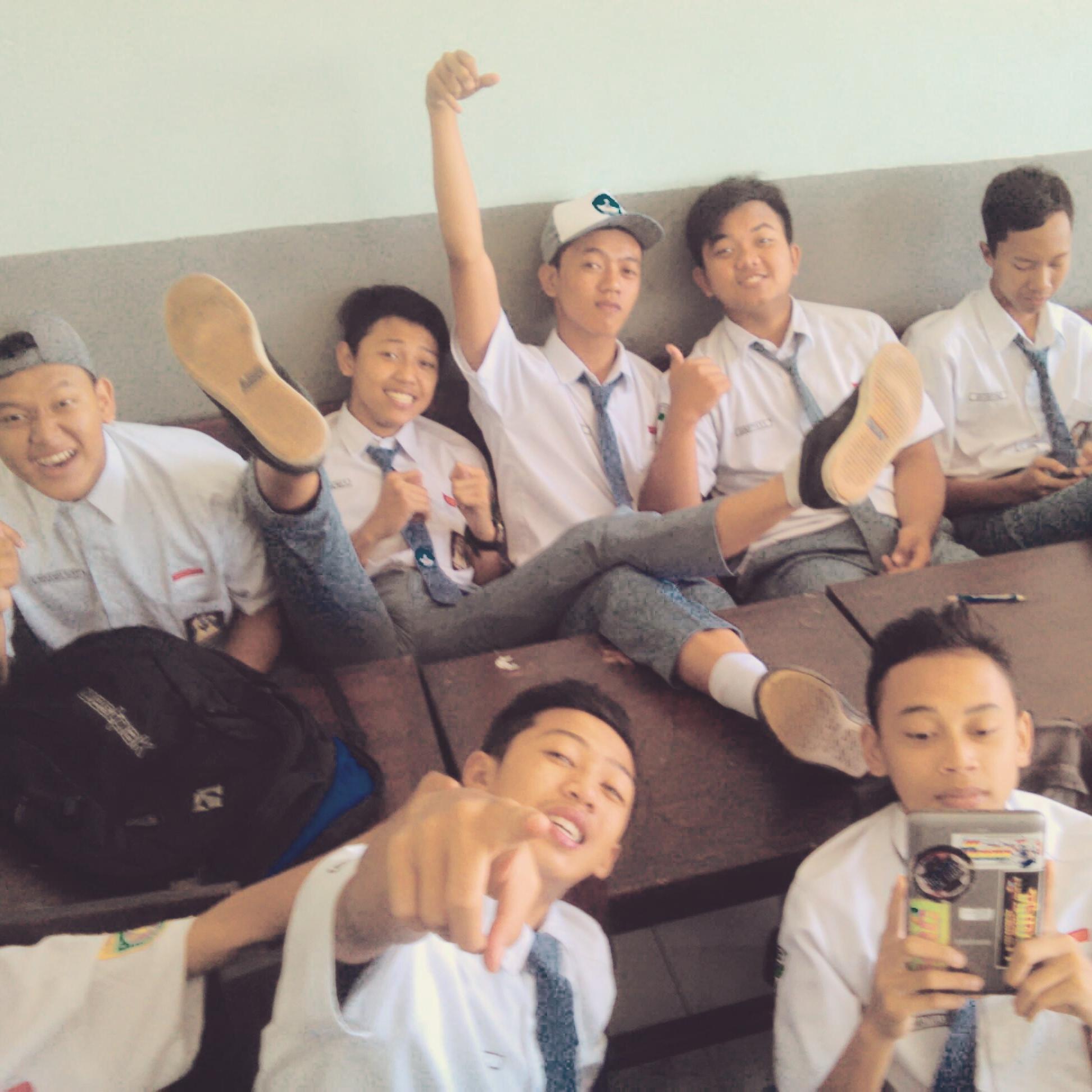 Style Hc.Fams Eleven Clowns.
BeatDown is Chiken_Fighter's
A.C.A.B : All Cops Are Bastrad.
Gamer'sElektronika bidangku.