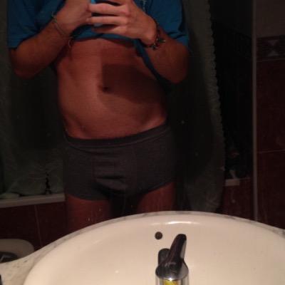 Joven español de 20 años, me encanta mamar y sobre todo los latinos! #gay #gayboy