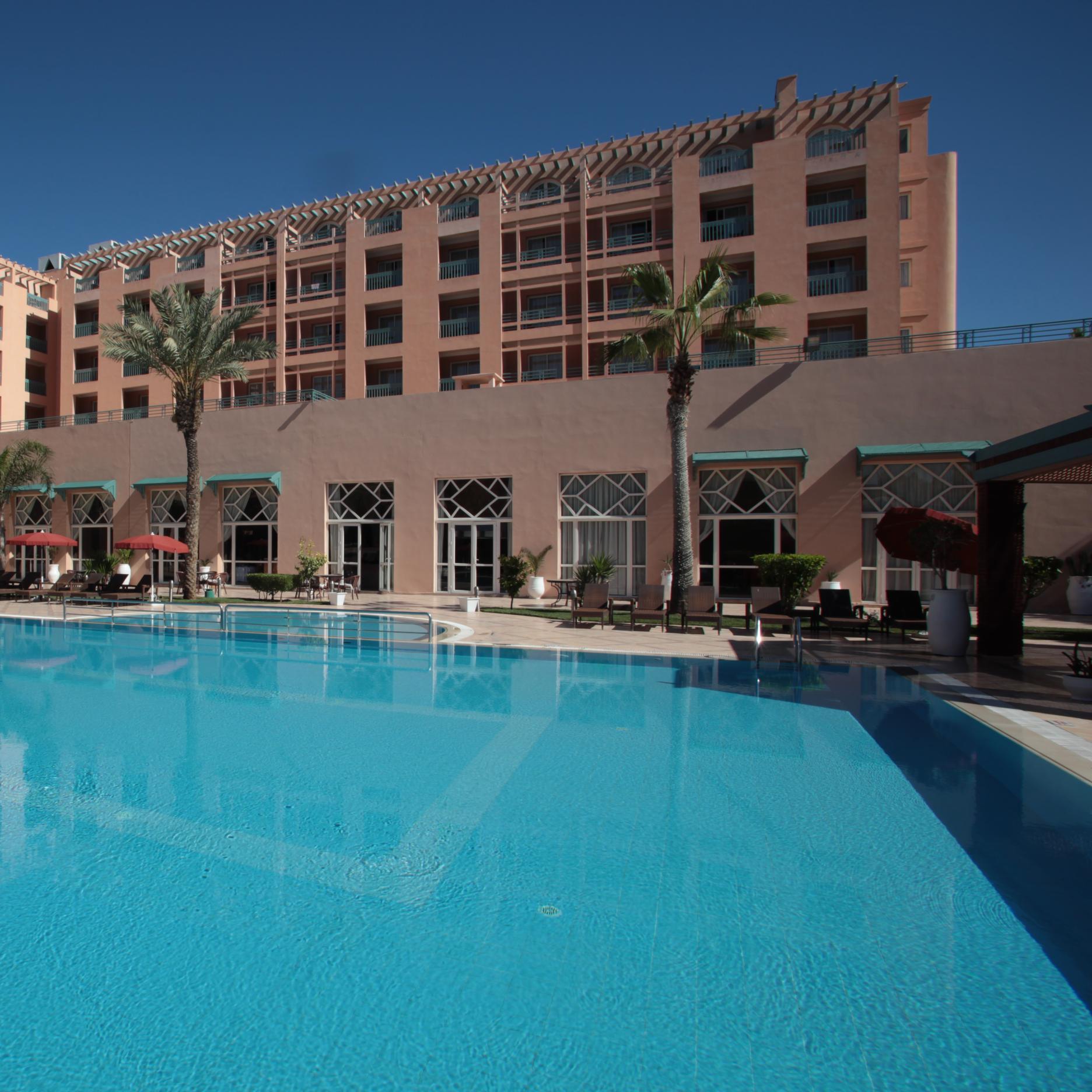 hotel ryad mogador menara & SPA dispose de 244chambre et suite, un centre de SPA, avec piscine couverte, restaurant, salle de conference...