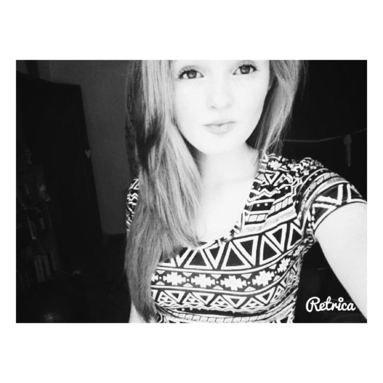 Single, I enjoy drawing , listening to music and play station , have a good personality ,love to chill with friends ,and love to make people laugh xP *★♥*