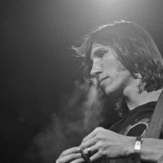 between_the_bar's profile picture. самый мрачный денди на этой вечеринке.