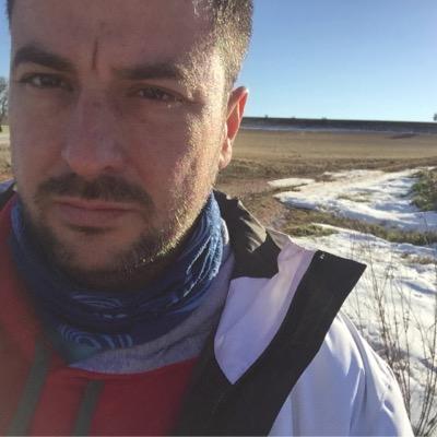 a la izquierda de la realidad, segun giras a mano derecha desde el primer cruce de caminos