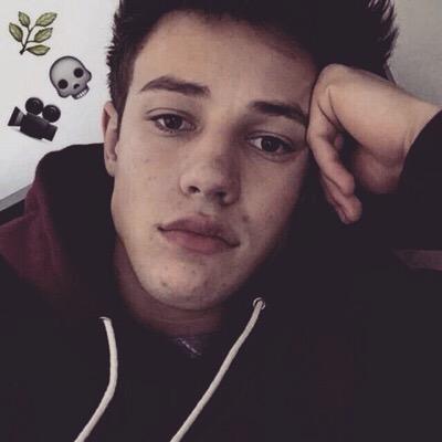 follow @sunrisedaIIas turn her notifications on and fav her tweets for a DM to cameron Dallas, nash Grier or jack Johnson ;)
