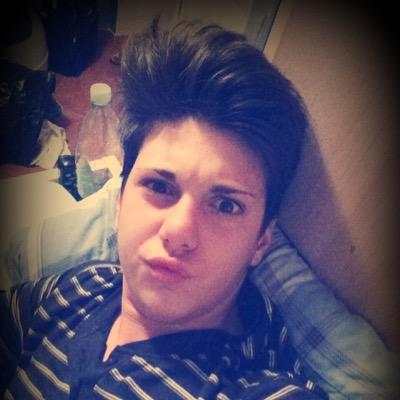 Faccio un po quello che mi pare: la prima cosa che mi viene in mente,come mi dicono i miei amici io non penso ma agisco ed é lunico modo di divertirsi..........