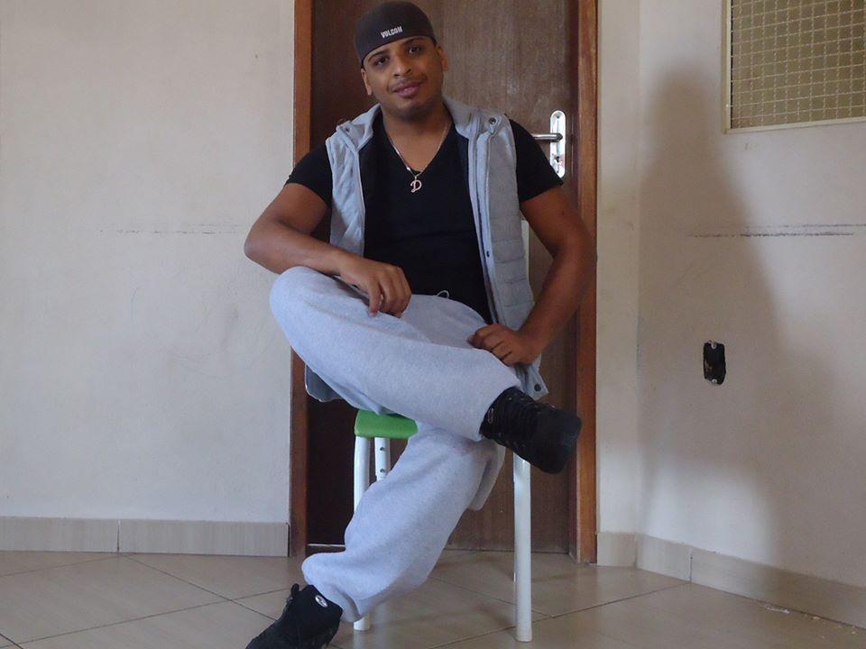 SOU FILHO AMADO DE DEUS, SOU EVANGÉLICO, GOSTO DE SORRIR, GOSTO DE MUSICA, DE ESTAR NA IGREJA.