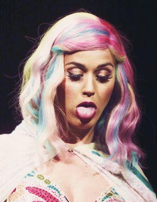 Linda,  rica,  gostosa e inteligente. Isso mesmo, a Katy. Não eu.