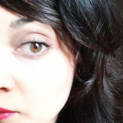 Les doigts à l'ouvrage et les yeux aux aguêts.