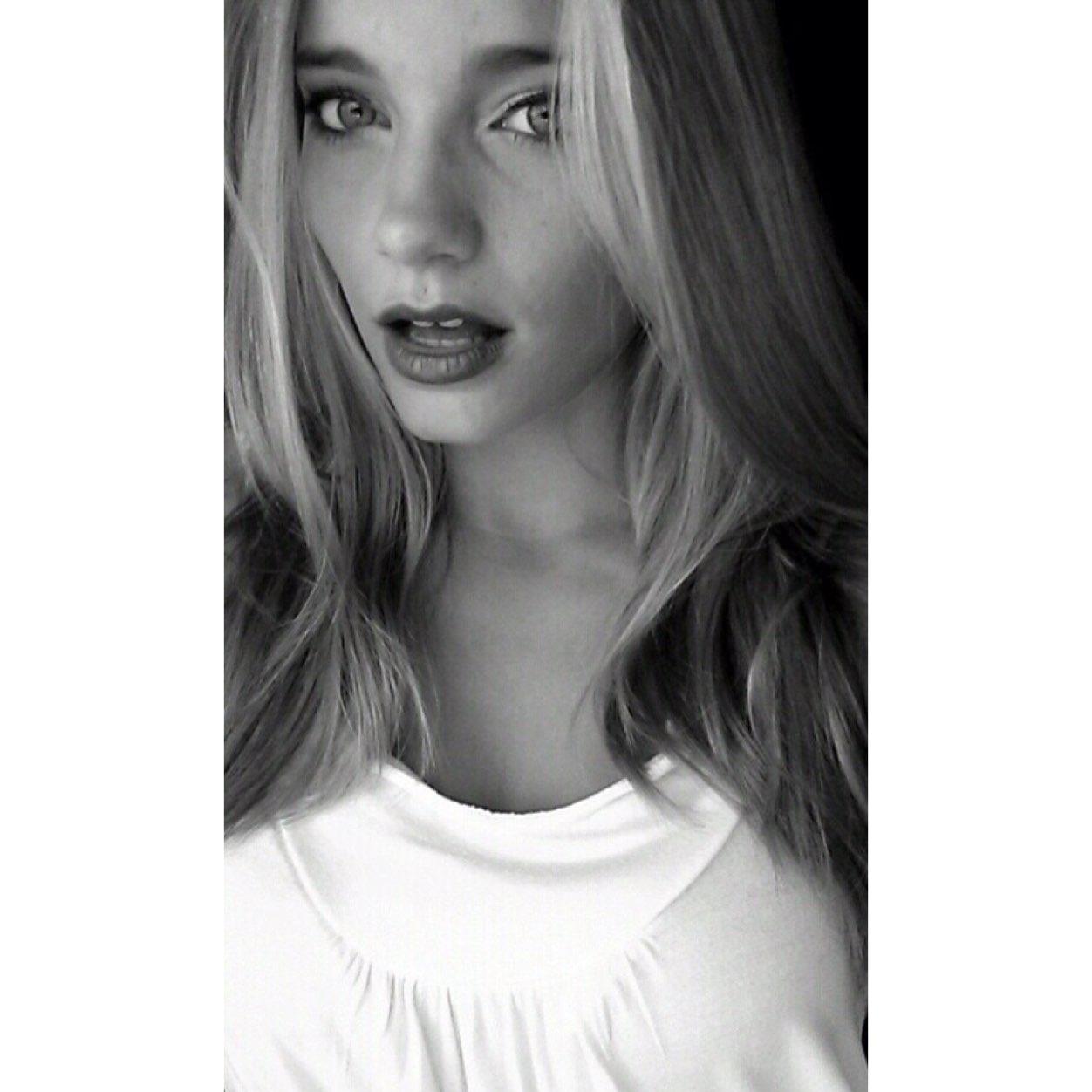 Instagram lolarobinson_