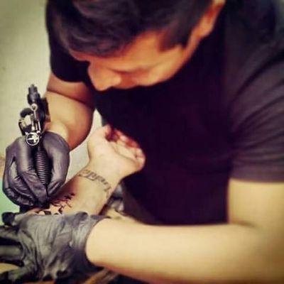 Soy un bueno para nada, amo el tattoo a Pink Floyd y a las quesadillas...