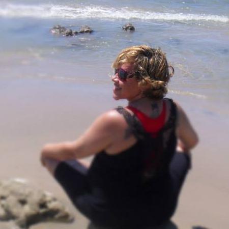 Turismóloga,Sommelière (Wine Taster) e Blogueira.Ás vezes inquieta, mas segue a vida 'paciente,intuitiva,confiante e sonhadora.' Uma apaixonada,enfim...