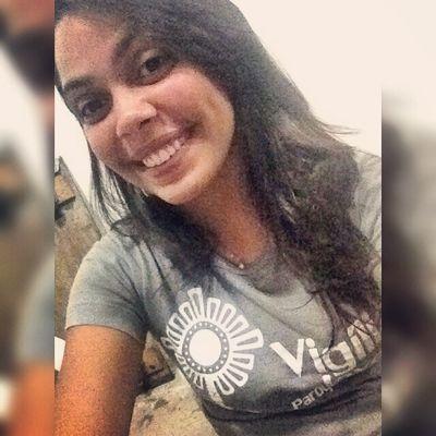 Às vezes faço planos. Às vezes quero ir, para algum país distante e voltar a ser feliz..
