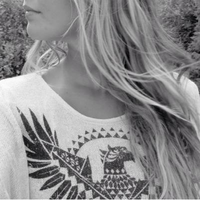 TeenageDreamurr's profile picture. 'Well my favorite book is the Hunger Games!!' *wink*