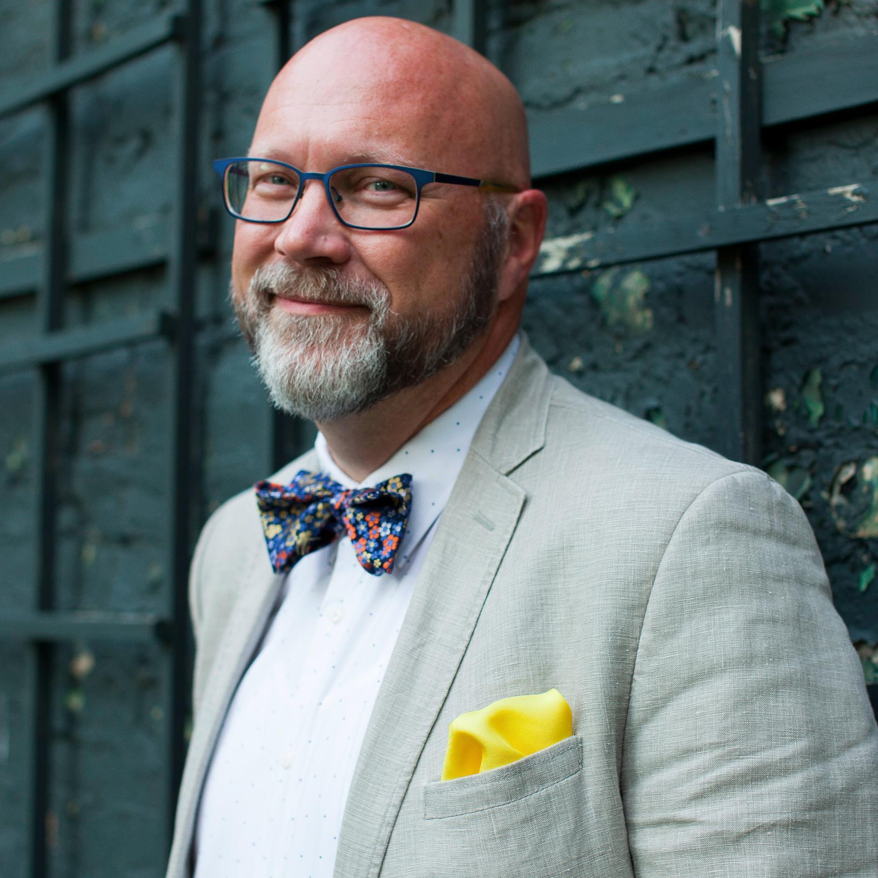 LGBTQ writer, speaker, & gatherer. Former baptist pastor and survivor of ex-gay therapy. Life's too short to live in shame and fear! Be YOU! he/him