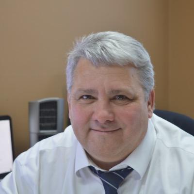 Je suis directeur d'école. J'aime profondément mes élèves, elles sont au coeur de mon développement professionnel. Je crois que l'école doit changer.