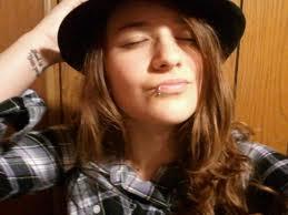 Caminando por la lalle, caminando te encontre, y al verte tan serio y guapo, de ti me enamore.