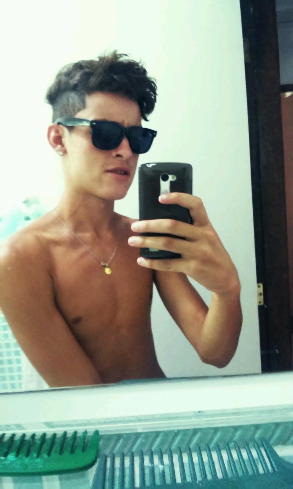 sou meigo , fofo , carinhoso , ousado e homem de 1 mulher só ! não sou mulherengo :3  AIYSGAYSGAYIGS bjbj 3 '