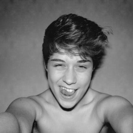 trvpfull's profile picture. If you follow me turn on my notifications babe. I'm 17. I had 200k but got hacked, help me get back there ❤️