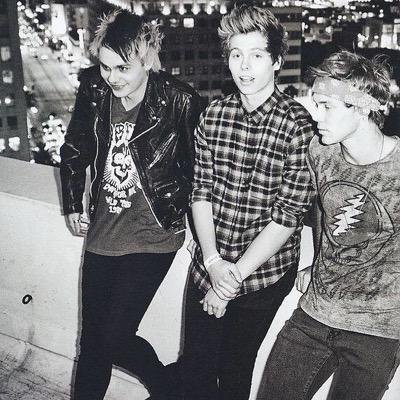 follow @lukeyfxckme and turn on her notifications for daily dms to 5/4 (5sos)